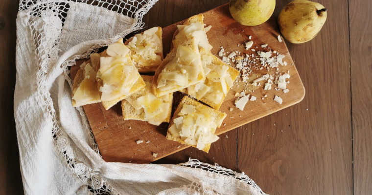 CROSTINI CON PECORINO, PERE E MIELE