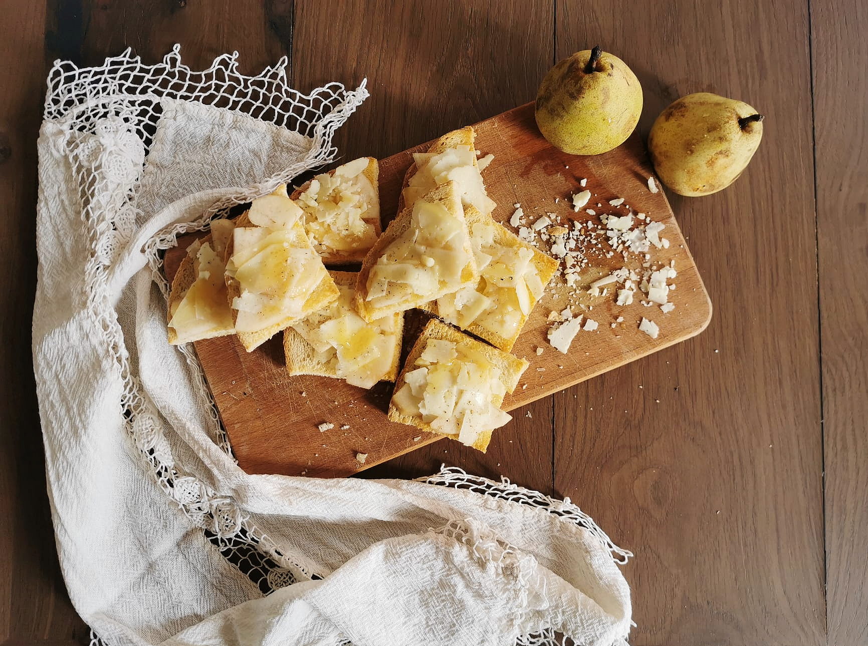 CROSTINI CON PECORINO, PERE E MIELE