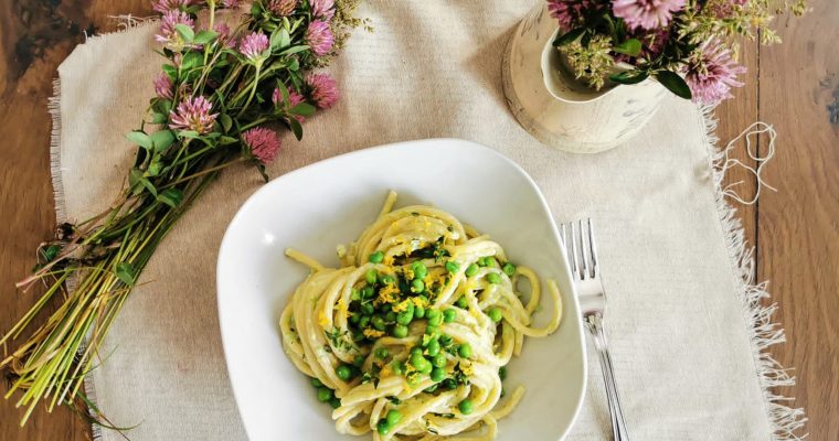 BUCATINI CON CREMA DI RICOTTA E PISELLI AL PROFUMO DI TIMO E LIMONE