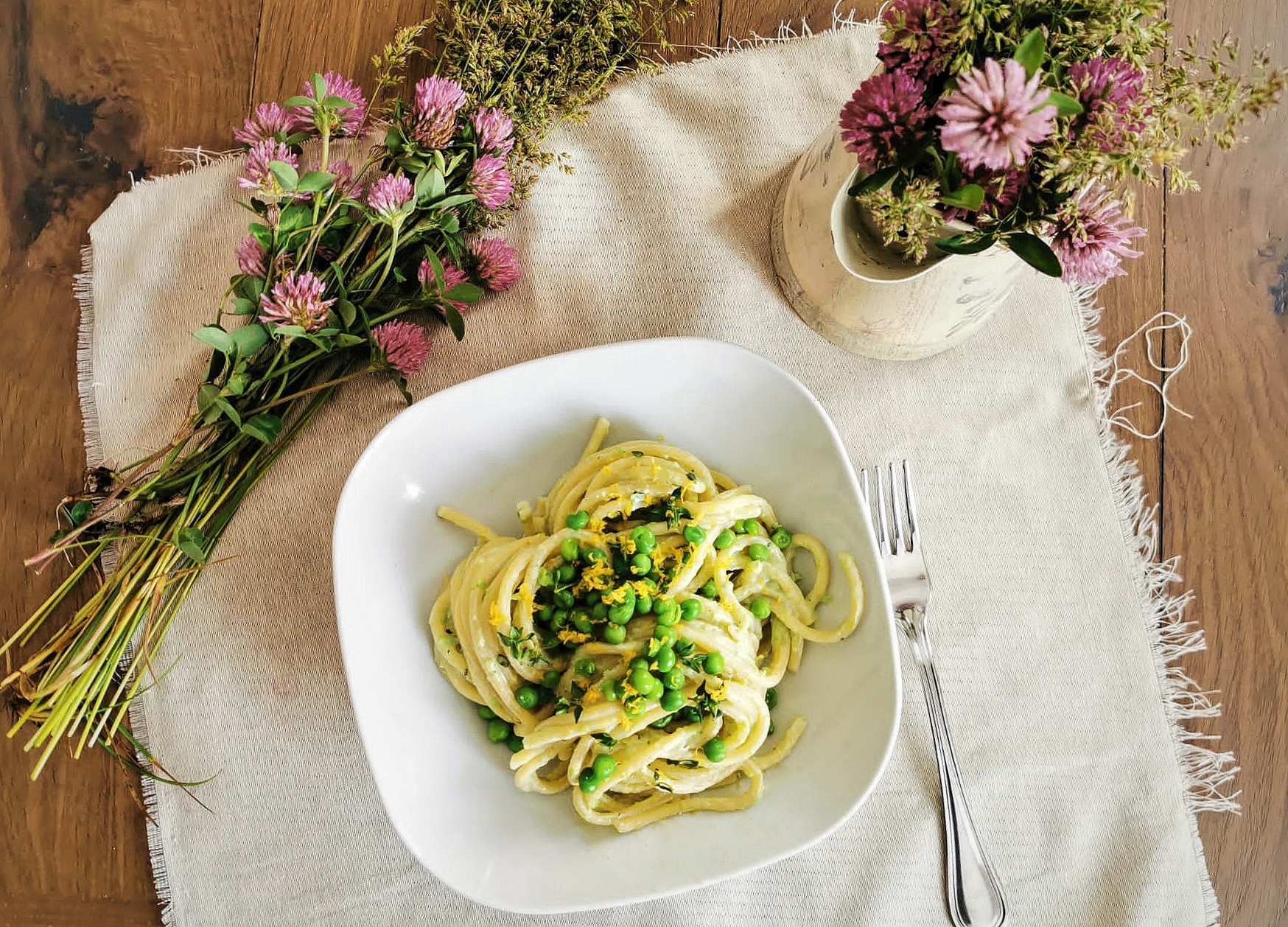 BUCATINI CON CREMA DI RICOTTA E PISELLI AL PROFUMO DI TIMO E LIMONE