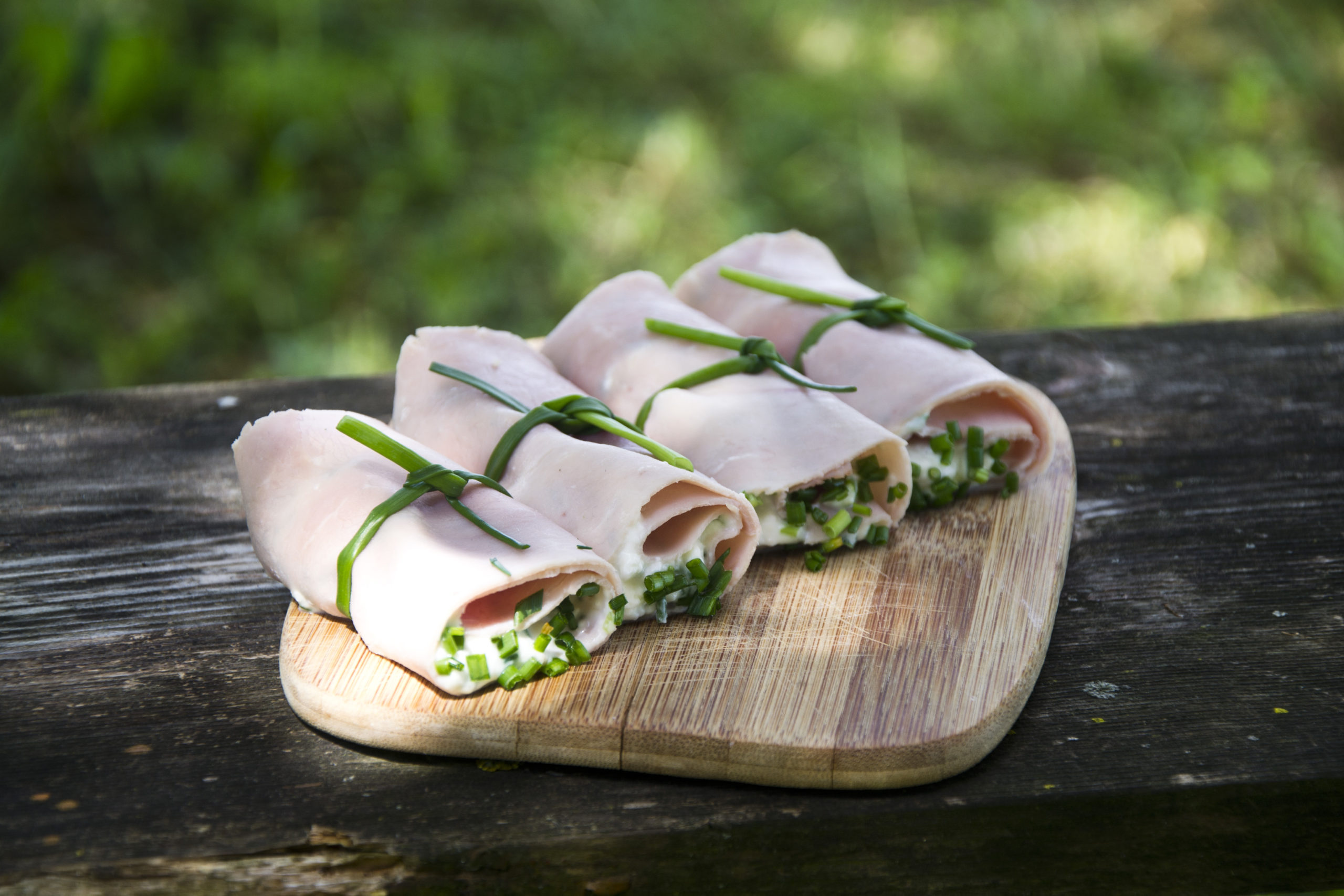 INVOLTINI DI PROSCIUTTO CON FORMAGGIO CREMOSO ED ERBA CIPOLLINA