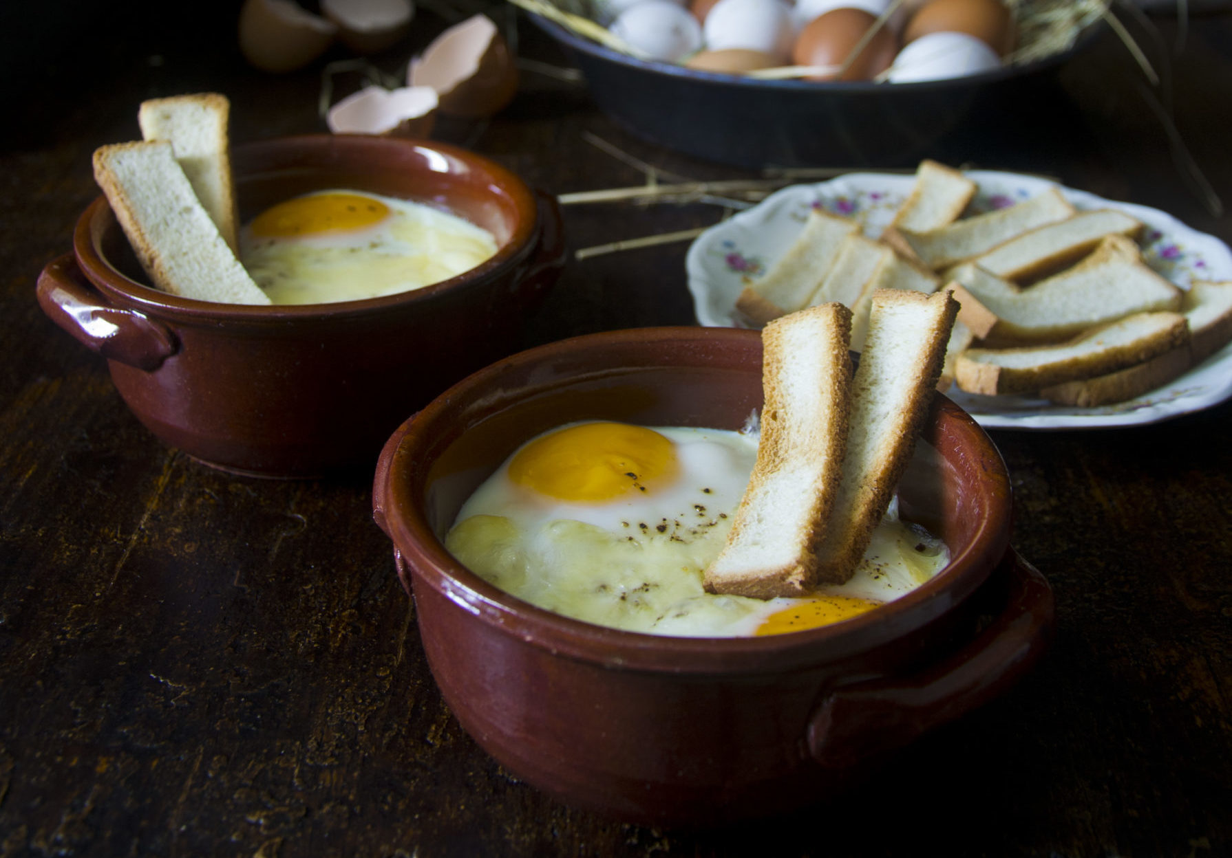 UOVA IN COCOTTE CON CAVOLO VERZA E FONTINA