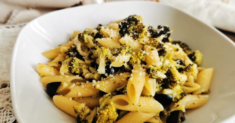 PASTA CON BROCCOLI, OLIVE E CAPPERI