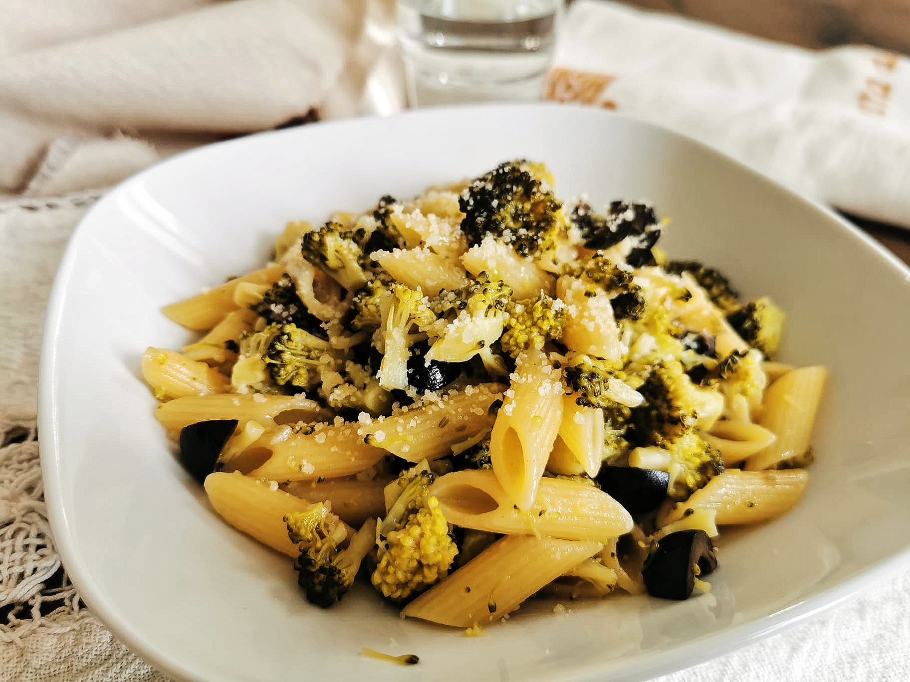 PASTA CON BROCCOLI, OLIVE E CAPPERI