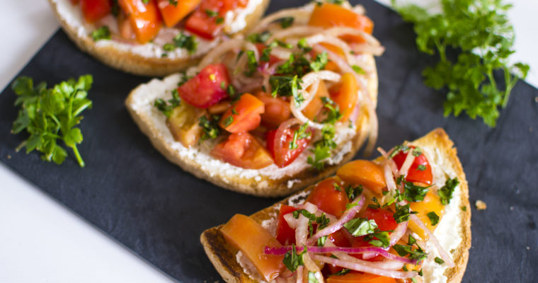 BRUSCHETTE CON FORMAGGIO FRESCO, POMODORI E CIPOLLA