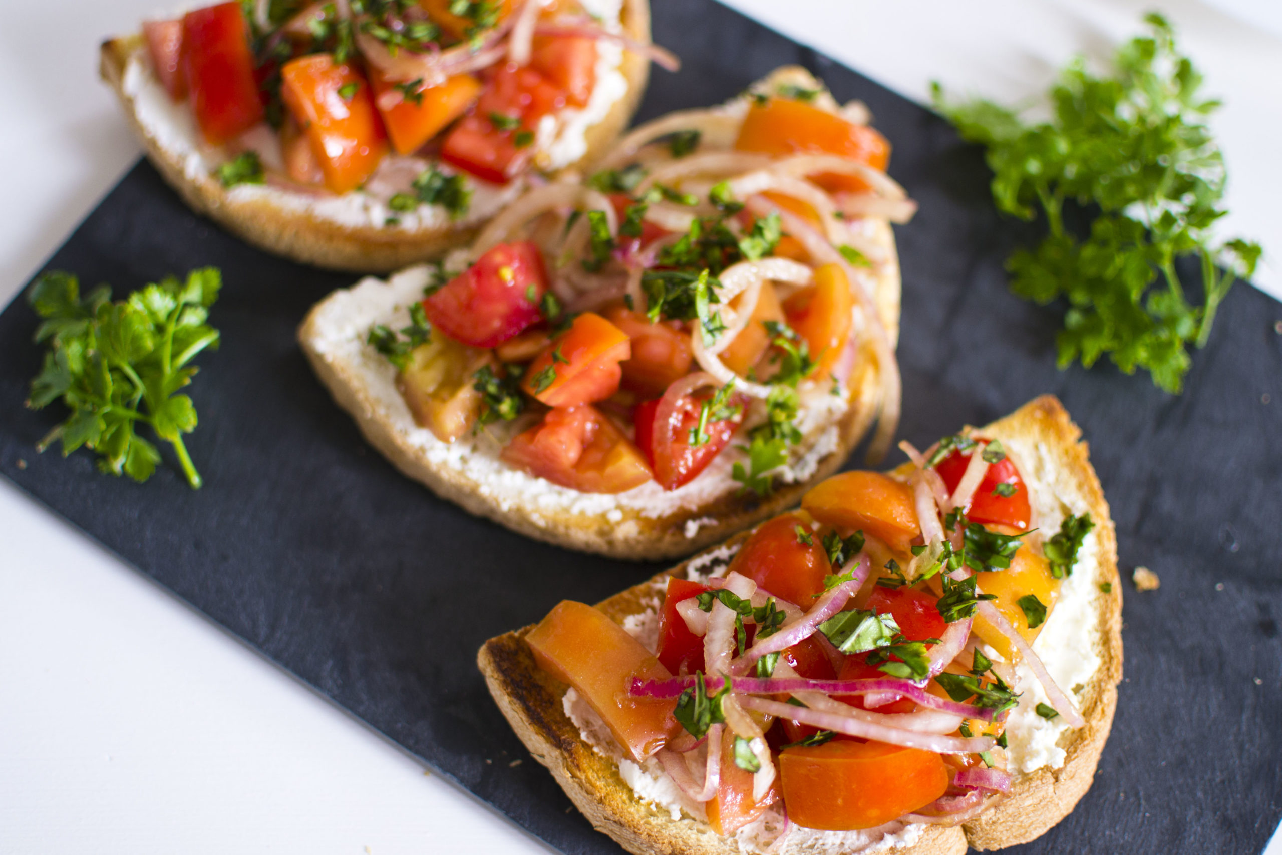 BRUSCHETTE CON FORMAGGIO FRESCO, POMODORI E CIPOLLA