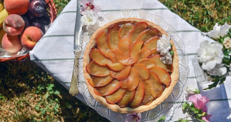 CROSTATA DI PESCHE, AMARETTI E CIOCCOLATO