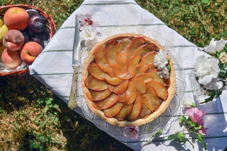 CROSTATA DI PESCHE, AMARETTI E CIOCCOLATO