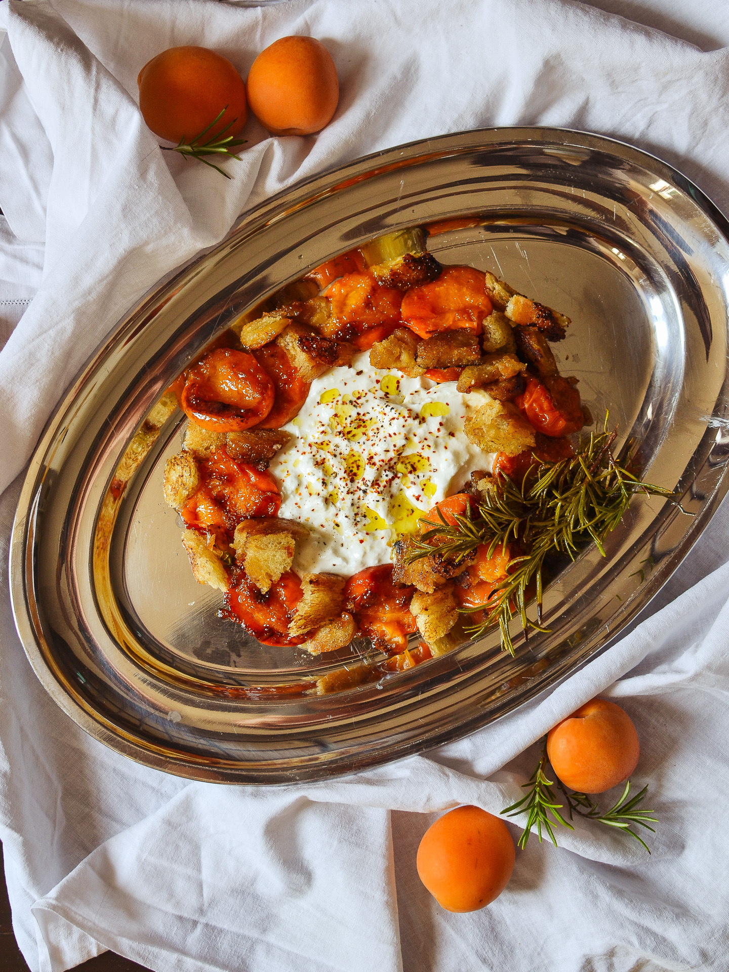 BURRATA CON ALBICOCCHE ARROSTITE, MIELE E ROSMARINO