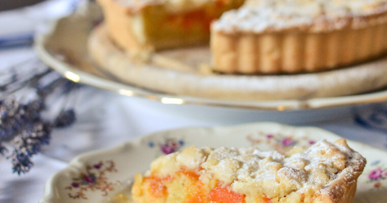 SBRICIOLATA CON CREMA DI MANDORLE, PESCHE, ALBICOCCHE E LAVANDA
