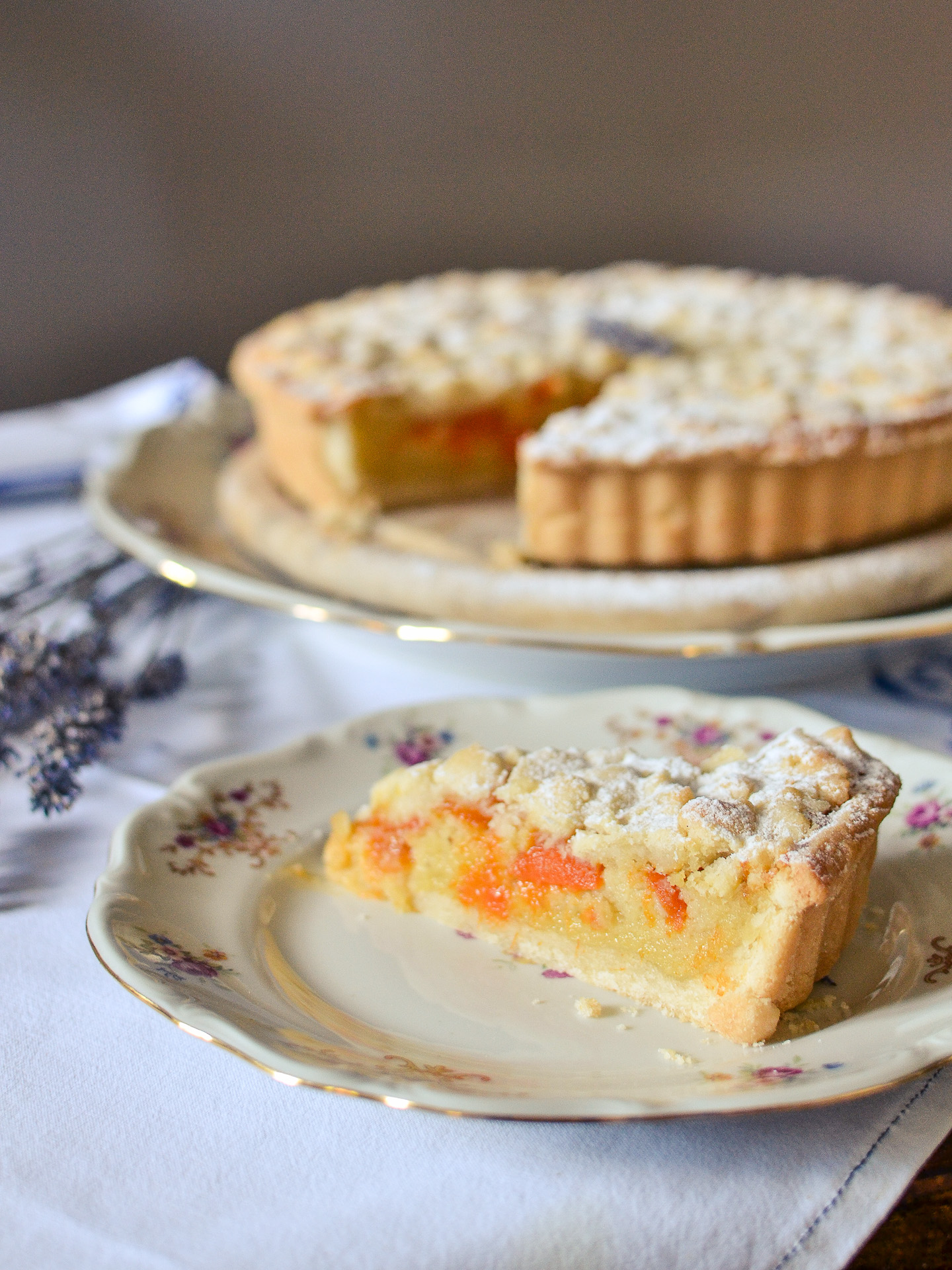 SBRICIOLATA CON CREMA DI MANDORLE, PESCHE, ALBICOCCHE E LAVANDA